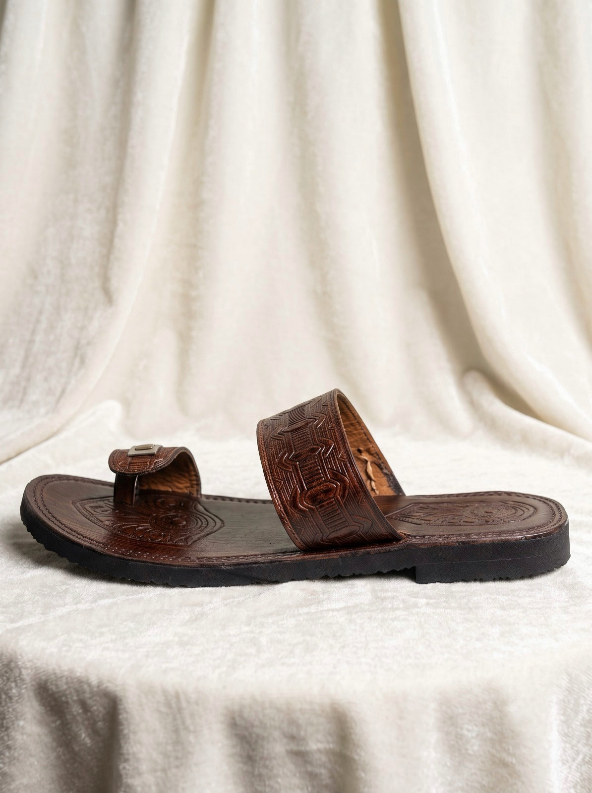 BROWN KOHLAPURIS