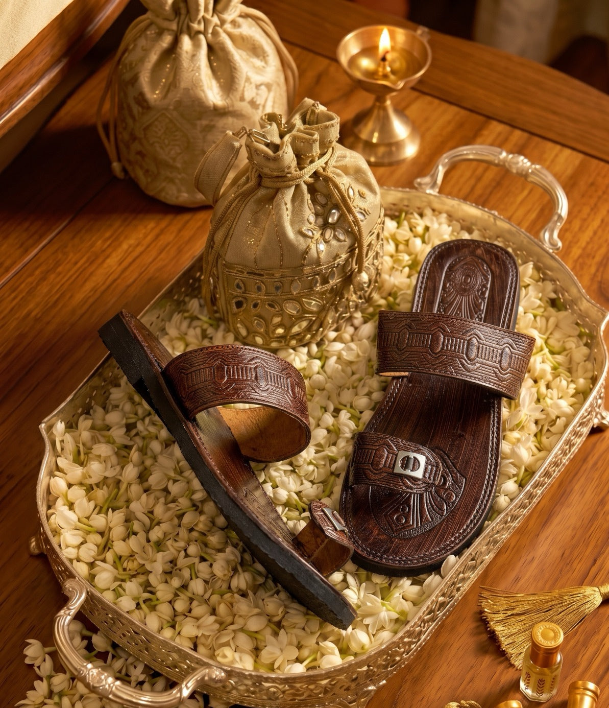 BROWN KOHLAPURIS